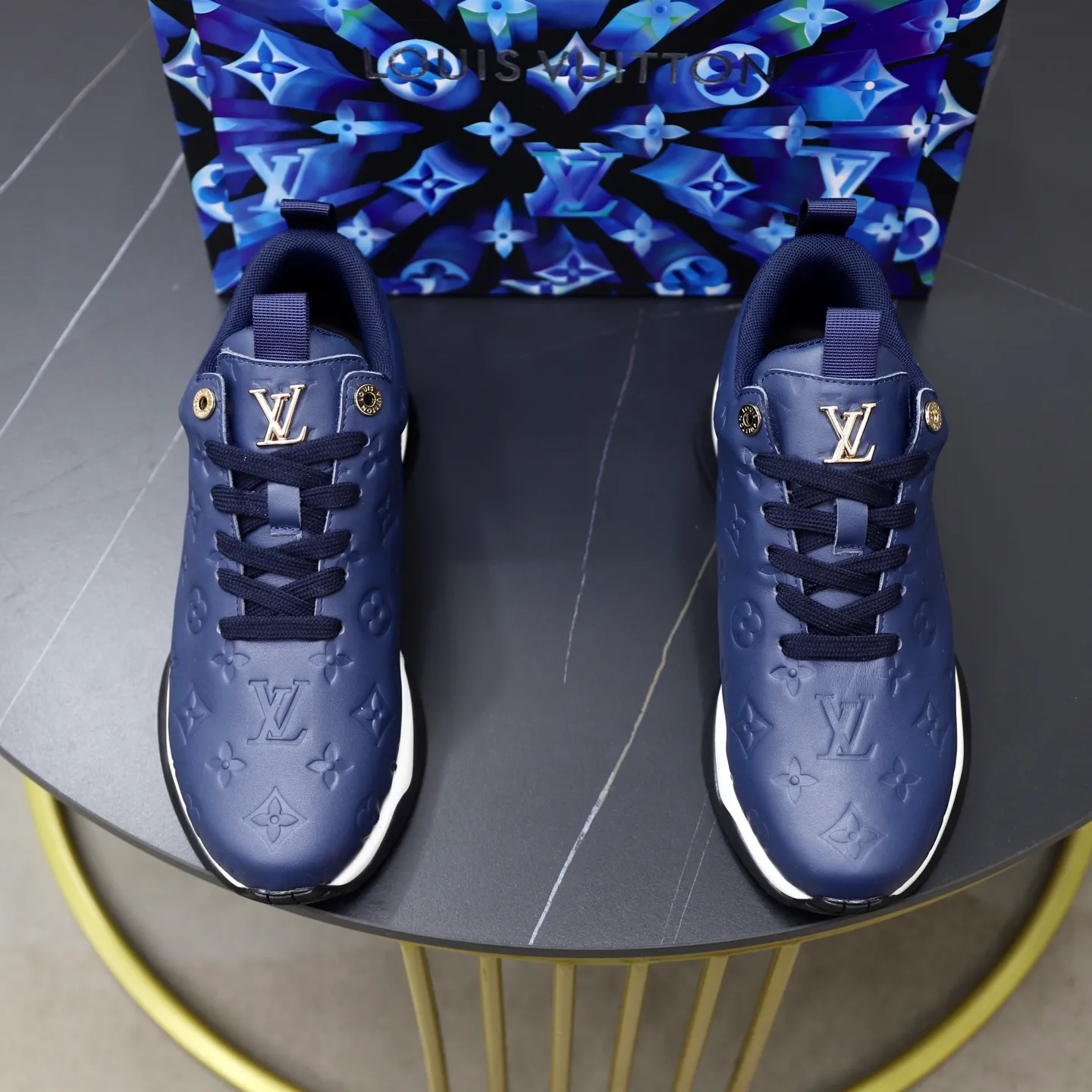 Factory price: 520💰【LV】Louis Vuitton is a high-end brand of men's shoes, new models on the market, top luxury brand, the latest fashionable casual men's shoes, trendy and versatile style, relaxed and sporty style, calfskin upper and ultra-fine workmanship. The original personalized fashionable rubber wear-resistant outsole is light and comfortable on the foot. Code number: 39-44 (45, 46 customized)